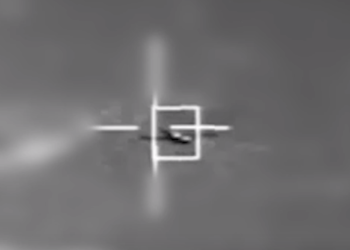 צפו בתיעוד: מטוס קרב יירט מטרה אווירית עוינת במרחב הים האדום