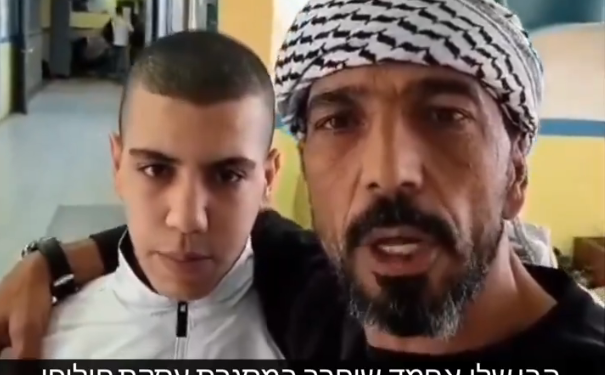המחבל המשוחרר עם אביו, בסרטון שפרסם האב בי"ס סירב לקבל מחבל משוחרר. אביו: "הכיבוש מונע ממנו חינוך"
