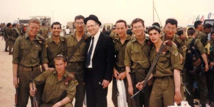 הרב ליכטנשטיין מבקר את תלמידיו בסיום הטירונות בגולני, אוגוסט 1990 . מימין לשמאל: אלי סיזל, יואל בורשטיין, יוסי שוורצפוקס, דניאל שרייבר, הרב ליכטנשטיין ובנו ש״י, דוד אייזן, ויקטור אופשטיין, דוד בראון (יושב). באדיבות ישיבת הר עציון