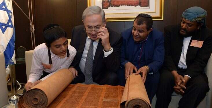 החות'ים טענו שמדובר בגזל אוצר תרבות. נתניהו עם ספר התורה העתיק. צילום: חיים צח, לע היהודי האחרון בתימן נמק במרתפי הכלא החות'י