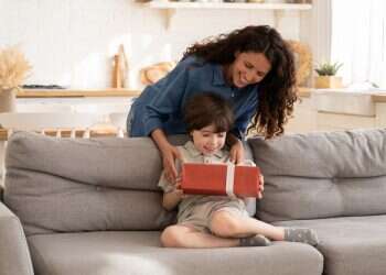 שעון חכם, גרביים או פיג'מה: מתנות חנוכה לילדים עד 100 שקלים