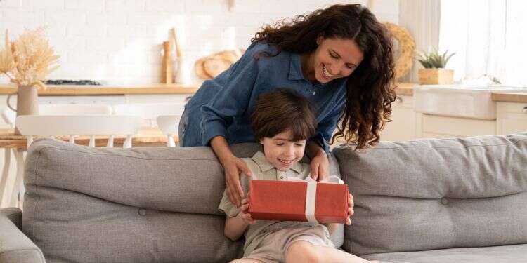 מתנה לחג לילדים. צילום: שאטרסטוק שעון חכם, גרביים או פיג'מה: מתנות חנוכה לילדים עד 100 שקלים