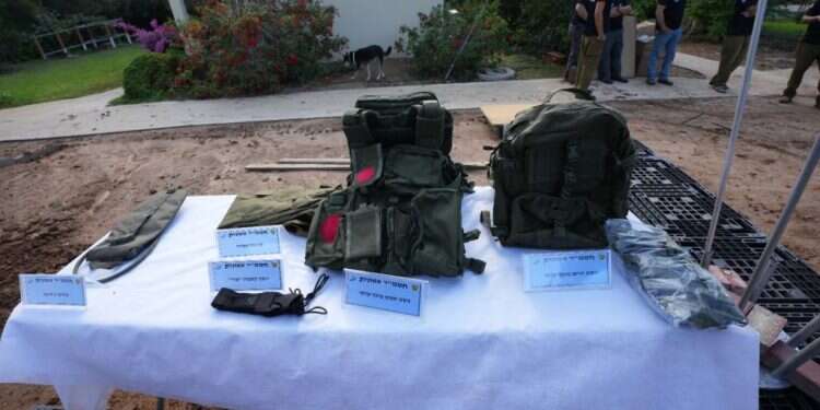 ציוד שנתרם וחולק לכיתות הכוננות. צילום: משרד הביטחון 12 כיתות כוננות בעוטף קיבלו נשקים: תכנית "משיב הרוח" יצאה לדרך