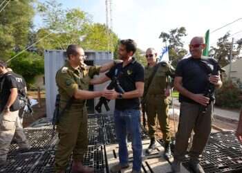 חלוקת נשקים לכיתות הכוננות בעוטף. צילום: משרד הביטחון 12 כיתות כוננות בעוטף קיבלו נשקים: תכנית "משיב הרוח" יצאה לדרך