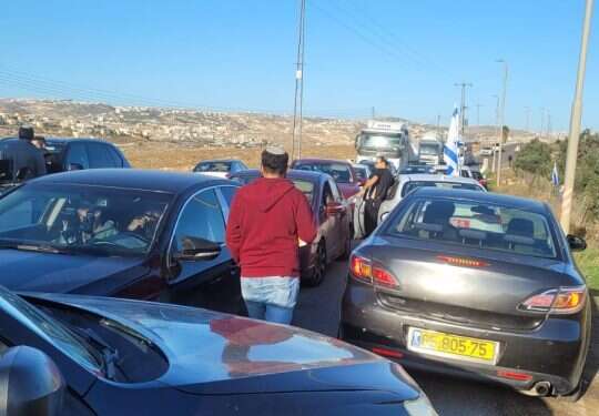 נשות הישוב נוקדים חוסמות את הכניסה לפועלים פלסטינים ללא קרדיט