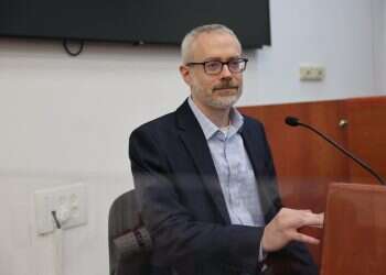 רן ברץ מעיד במשפט נתניהו בבית המשפט המחוזי בירושלים. צילום: יונתן זינדל - פלאש 90