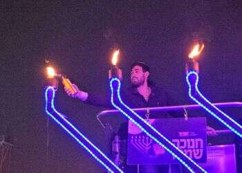 תיעוד מרגש: בנו של מבקר המדינה, שנפצע קשה בעזה, מדליק נרות חנוכה