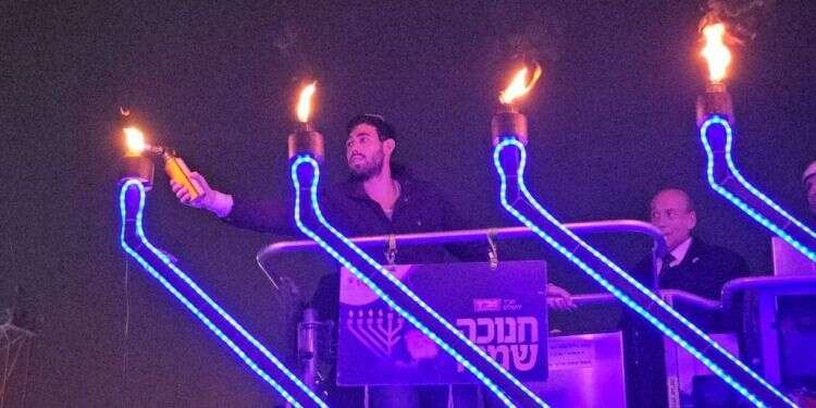 תיעוד מרגש: בנו של מבקר המדינה, שנפצע קשה בעזה, מדליק נרות חנוכה