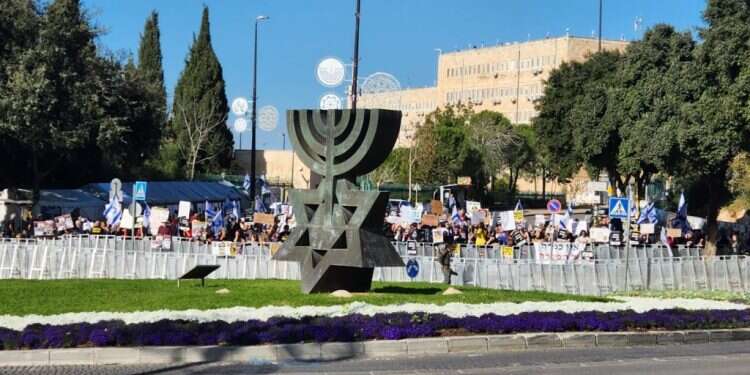 מאהל החטופים מול הכנסת וקריית הממשלה כתב אישום: הצית את אוהל משפחות החטופים