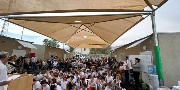 אירוע חנוכת בית הספר החדש בים המלח. צילום: מישל אמזלג, לע לזכר תושבי הקיבוץ שנרצחו: בית ספר חדש הוקם למפוני סעד