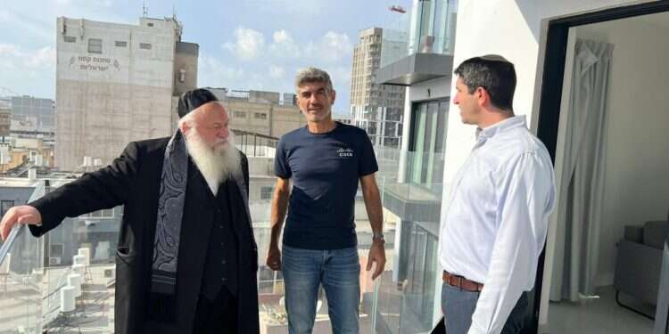 השר יצחק גולדקנופף בדירות החדשות בתל אביב למפוני קיבוץ רעים. צילום: דוברות משרד הבינוי והשיכון מענקים, דמי כלכלה ותנאי החזרה הביתה: החל שלב הביניים למפוני העוטף