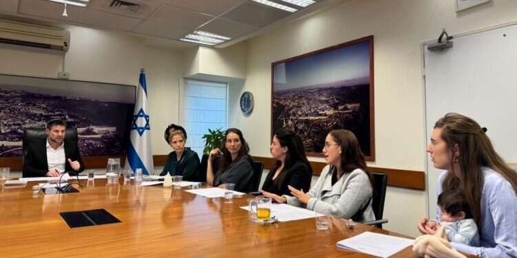 פורום נשות המילואמיניקים  פגישת פורום נשות המילואמיניקים עם שר האוצר