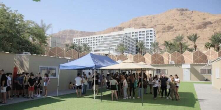 ללא אילוצי הבירוקרטיה: סיור בחדרי המלון שהפכו לכיתות לימוד