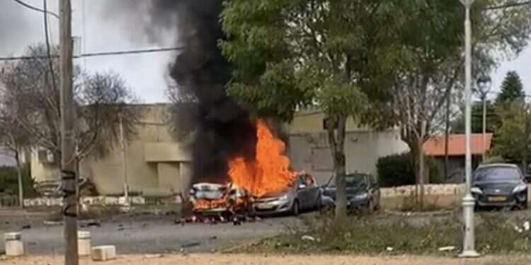 צילום מסך מתוך סרטון שתיעד את הפגיעה של טיל נ כלי רכב נפגעו מטיל נ"ט בגליל העליון; כטב"ם יורט מעל מירון