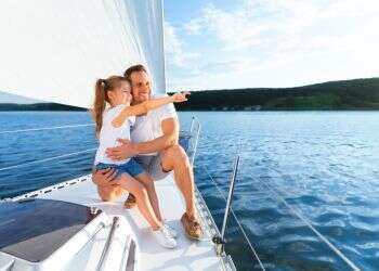 אב ובתו שטים בסירה