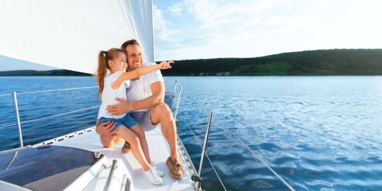 אב ובתו שטים בסירה