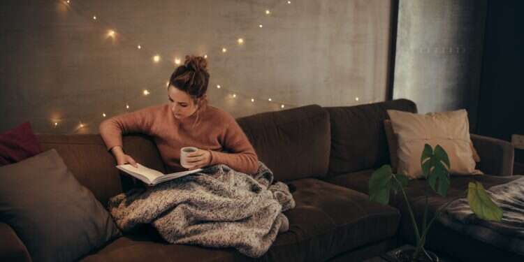 אילוסטרציה. צילום: שאטרסטוק אהבה בימי מלחמה: 10 ספרים מנחמים לקרוא מתחת לפוך