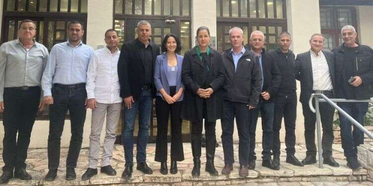 ראשי הרשויות בפורום. צילום: עיריית כפר סבא "אם לא נדאג לעצמנו אין מי שידאג לנו": רשויות קו התפר מתאחדות