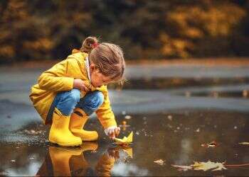 לקפוץ בשלוליות: מגפיים ומגפונים לילדים במחירים שלא יקרעו את הכיס