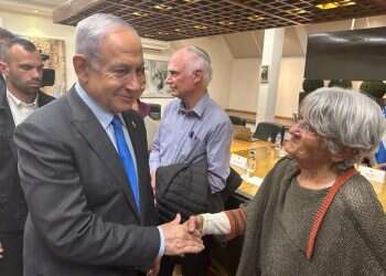 נתניהו עם שרה וספי, ששכלה בעל, בן ונכד במלחמות ישראל. צילום: איתי בית-און, לע נתניהו למשפחות שכולות: "לא יהיה 'סבב'. יש לחצים אבל צריך לעמוד בזה"