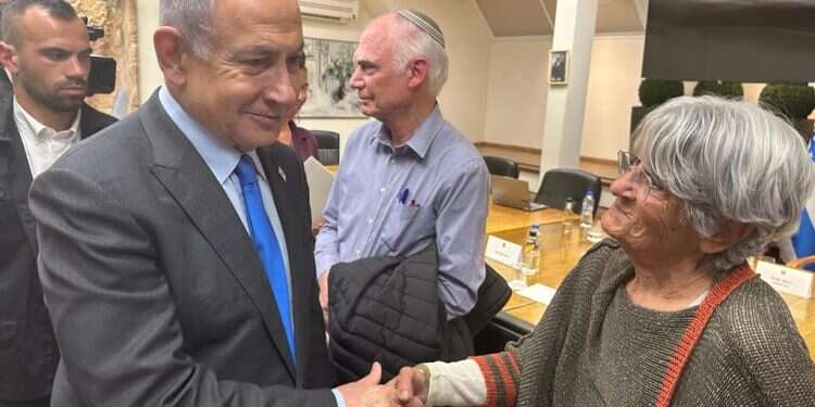 נתניהו עם שרה וספי, ששכלה בעל, בן ונכד במלחמות ישראל. צילום: איתי בית-און, לע נתניהו למשפחות שכולות: "לא יהיה 'סבב'. יש לחצים אבל צריך לעמוד בזה"