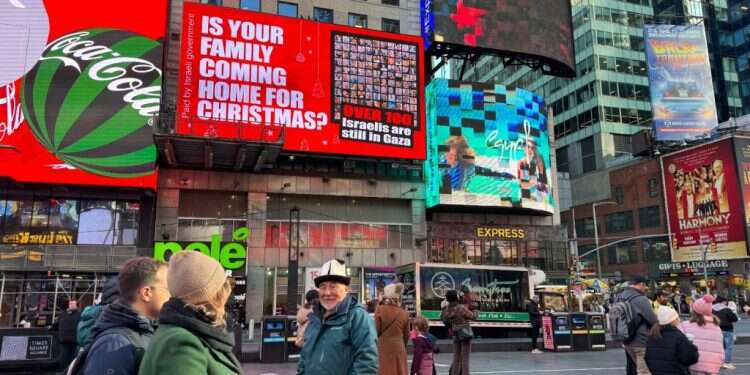 קמפיין למען החטופים בכיכר טיימס במנהטן, חורף 24'. צילום: לפ קמפיין בינלאומי למען החטופים – בחג המולד