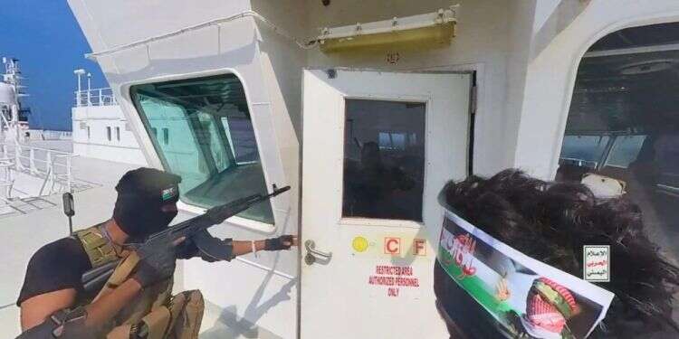 השתלטות החות'ים על הספינה בים האדום