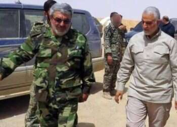 רזא מוסאווי (משמאל) עם קאסם סלימאני בכיר במשמרות המהפכה חוסל בסוריה: "הישות הציונית תשלם"