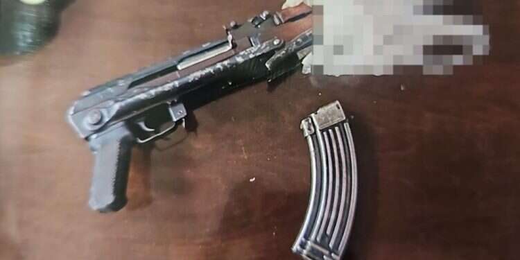 נשק קלצ'ניקוב. צילום: דוברות משטרת ישראל תושב הדרום נעצר בחשד לגניבת נשק מגופות מחבלים במסיבה