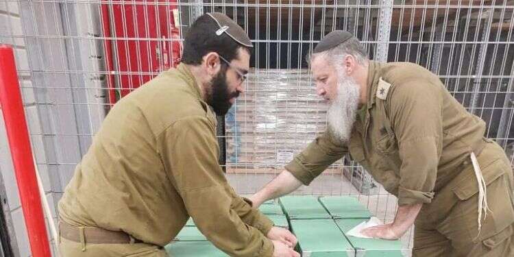 מתנדבי החמ חמ"ל במקס סטוק: הקהילה הדתית שהשיגה תרומות לחיילים במיליוני שקלים