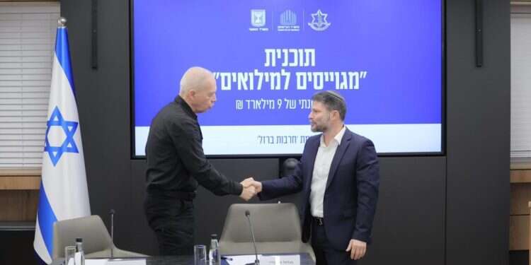 שר האוצר סמוטריץ' ושר הביטחון יואב גלנט מציגים את תוכנית המעטפת למשפחות המילואימניקים. צילום: עוז שכטר - לע שר האוצר סמוטריץ' ושר הביטחון יואב גלנט מציגים את התוכנית המעטפת למשפחות המילואימניקים