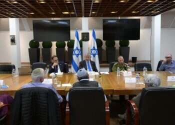 בני המשפחות במפגש עם נתניהו, בשבוע שעבר. צילום: עמוס בן־גרשום, לע "אנחנו לא גנרלים אלא הורים מרוסקים, אבל יודעים שמוכרחים להגיע לניצחון"