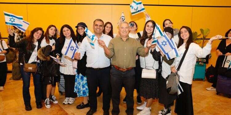 השר סופר (משמאל) עם עולים מצרפת. צילום: גיא יחיאלי תוכנית חדשה: גיור לעולים כבר עם ההגעה לישראל