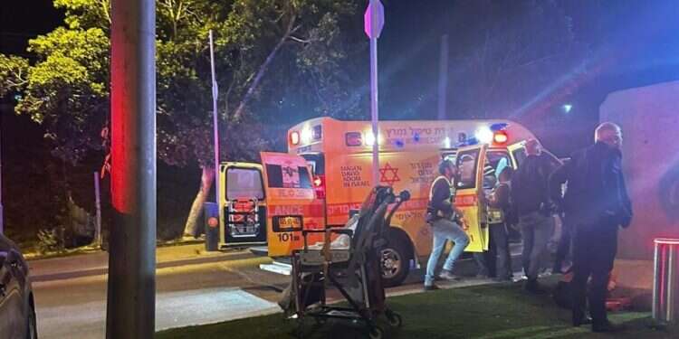 זירת הפיגוע במישור אדומים, הערב. צילום: תיעוד מבצעי מד שני פצועים בפיגוע דקירה במישור אדומים – המחבל נוטרל