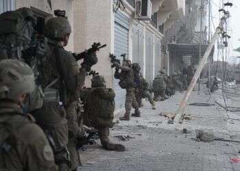 הכוחות המיוחדים של צה"ל בלב חאן יונס: ביתו של סינוואר מכותר