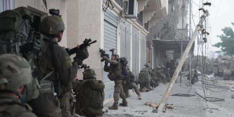 הכוחות המיוחדים של צה"ל בלב חאן יונס: ביתו של סינוואר מכותר