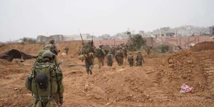 מטח רקטות לגוש דן, שלושה לוחמים נפלו בחאן יונס | תיעוד: הצנחת ציוד לוגיסטי ללוחמים ברצועה