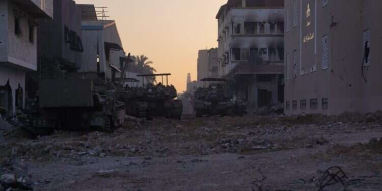 מטח רקטות לגוש דן, שלושה לוחמים נפלו בחאן יונס | תיעוד: הצנחת ציוד לוגיסטי ללוחמים ברצועה