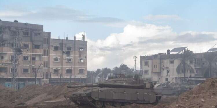 כוחות חטיבה 7 בחאן יונס. צילום: דובר צה הקרב על חאן יונס: חטיבה 7 פרצה את הדרך, הלוחמים פשטו על בית הנופש של סינוואר