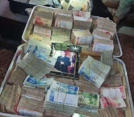 כספי הטרור שנמצאו בביתו של בכיר חמאס. צילום: דובר צה 2 מזוודות, 5 מיליון ש"ח במזומן: צה"ל איתר כספי טרור ברצועה