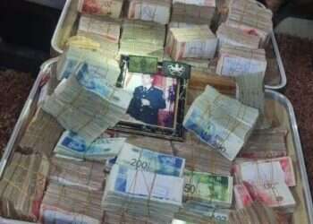 כספי הטרור שנמצאו בביתו של בכיר חמאס. צילום: דובר צה 2 מזוודות, 5 מיליון ש"ח במזומן: צה"ל איתר כספי טרור ברצועה