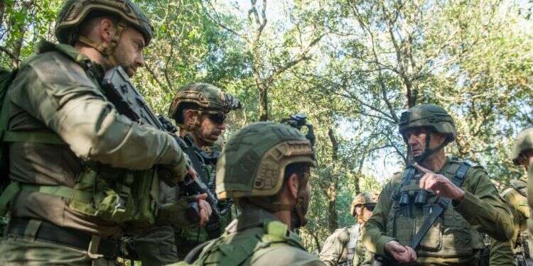 הרמטכ הרמטכ"ל הרצי הלוי בגבול הצפון עם לוחמי מילואים