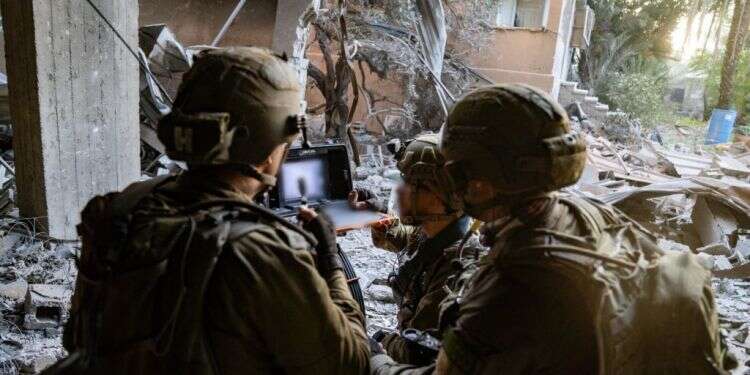 פעילות צוות הקרב של חטיבה 401 במרחב שייח' רדואן. צילום: דובר צה במקום ספרי לימוד וכיתות: צה"ל מצא כלי נשק ומחבלים בבית ספר בשכונת רדואן