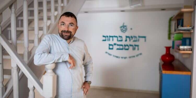 אריה אקרמן, בעל מרחב אירוח למשפחות "הבית ברחוב הרמב"ם". צילום: אריק סולטן