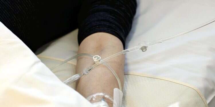 מטופלת ביפן מקבלת עירוי של תרופת ה"לקנמב", שאושרה כטיפול נגד אלצהיימר