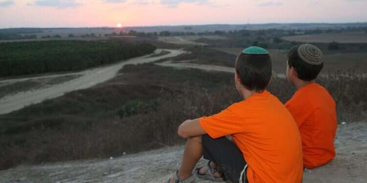 מפוני גוש קטיף מתצפתים על רצועת עזה. צילום: מרים צחי בין 2005 ל-2023: הימים ההם, הזמני הזה