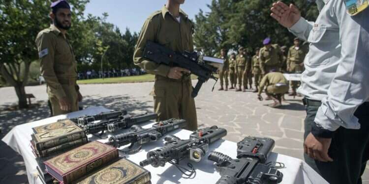 טירונים מקבלים נשק מסוג תבור. צילום: EPA טירונים מקבלים נשק מסוג תבור