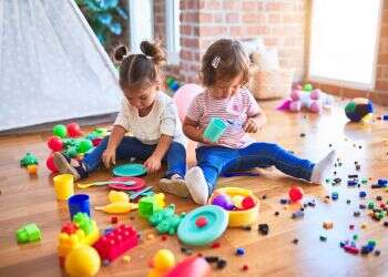 ילדים משחקים בצעצועים