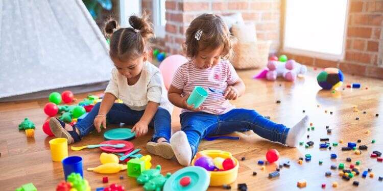 צילום: שאטרסטוק ילדים משחקים בצעצועים