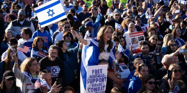 עצרת התמיכה בישראל בוושינגטון בחודש שעבר. צילום: דרו אנגרר, גטי אימג'ס "פרויקט 10/7": פעילות יהודית חדשה בארה"ב לתמיכה בישראל